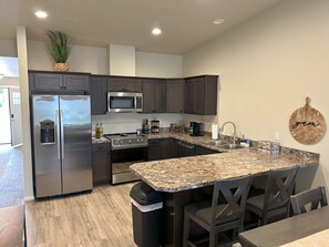 Geladeira, micro-ondas, fogão, cooktop