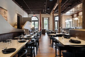 S'hi serveixen sopars i plats de cuina americana 