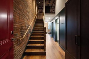 Caja de seguridad en la habitación y escritorio