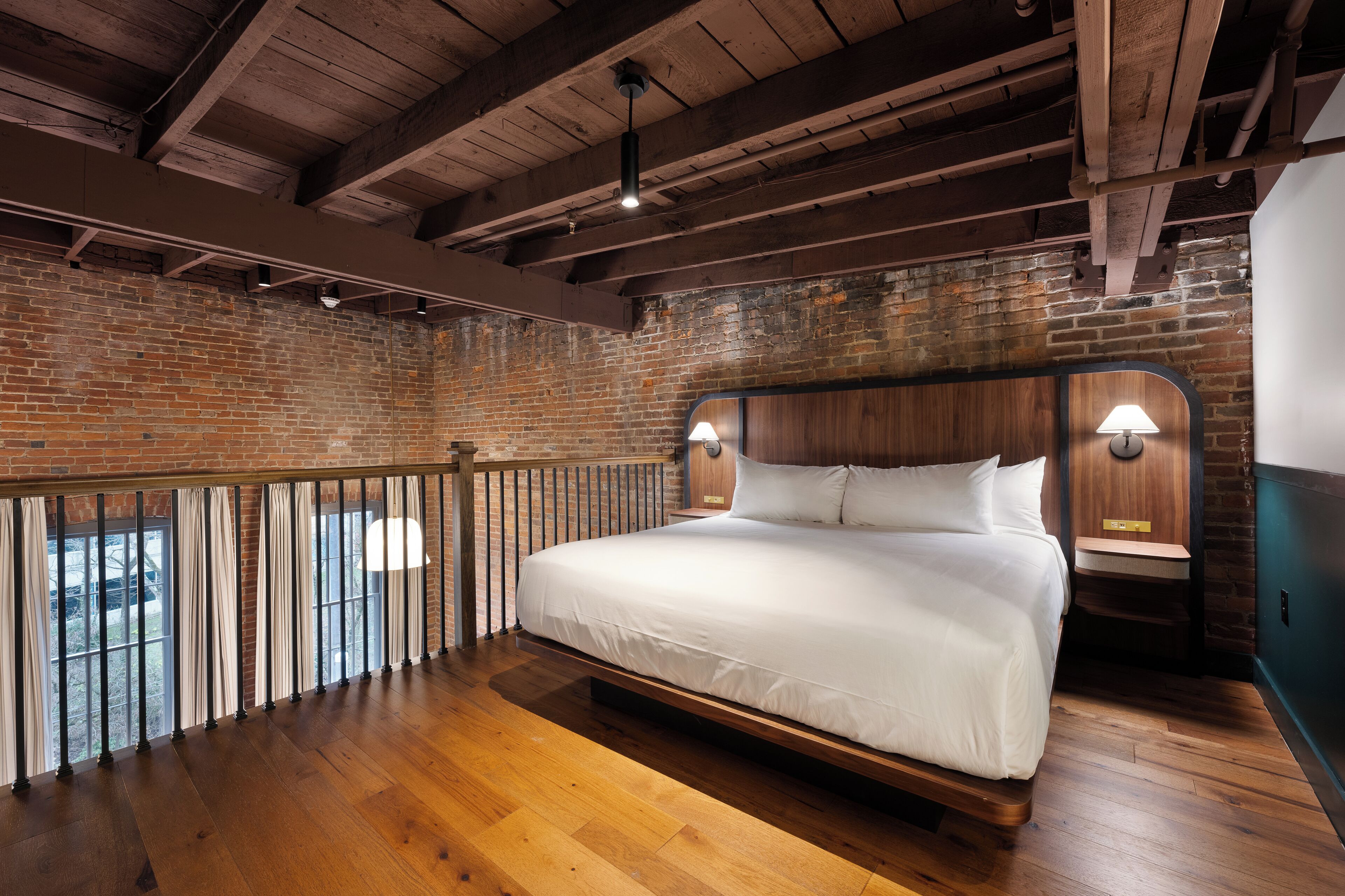 Suite Premium | Caja de seguridad en la habitación y escritorio 