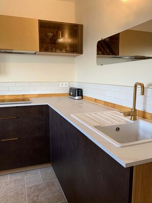 Réfrigérateur, micro-ondes, four, plaque de cuisson