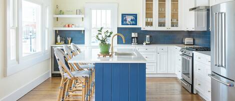 Microondas, horno, parrilla de estufa y lavavajillas