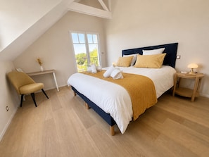 4 bedrooms, iron/ironing board, free WiFi, bed sheets