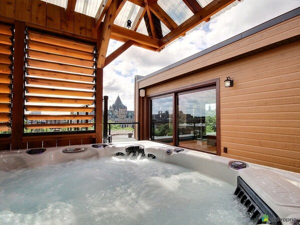 Outdoor spa tub - Luxurious 3-Storey Penthouse in the Heart of Downtown Montreal (Montréal)