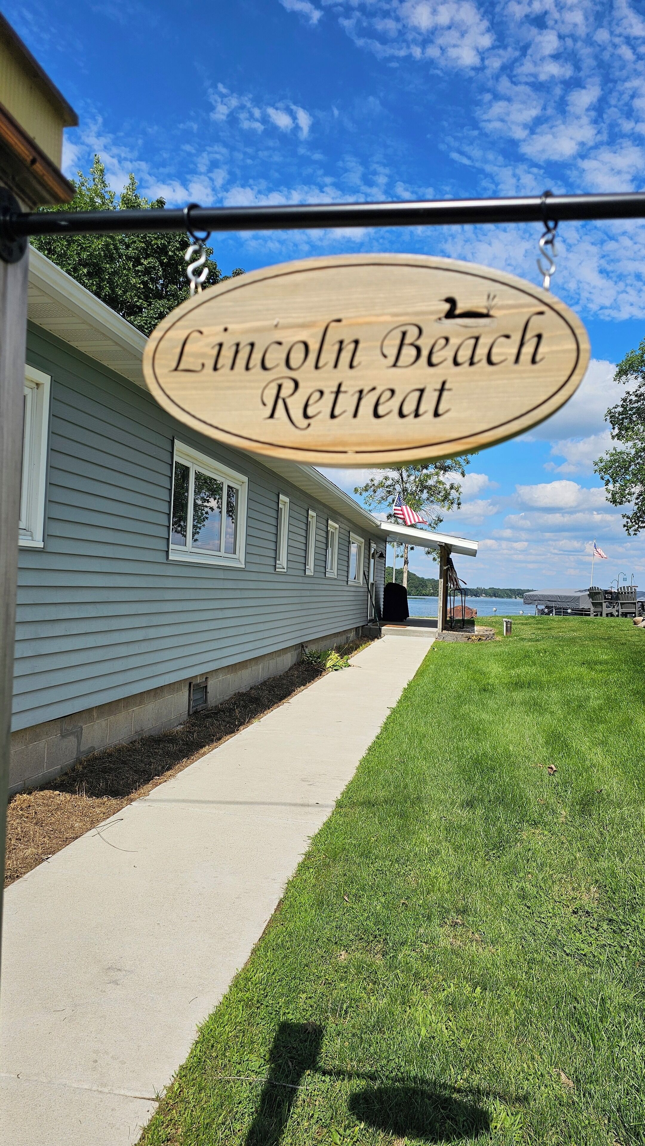 **Fall Special**4-bedroom year round cabin in charming Lincoln Lakes area