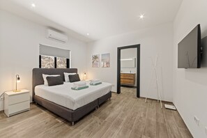 3 bedrooms, in-room safe, iron/ironing board, travel cot - Villa Bista di Laman, stunning views over Bandabou, 3 bedrooms and private pool (Willemstad)