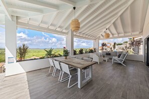 Outdoor dining - Villa Bista di Laman, stunning views over Bandabou, 3 bedrooms and private pool (Willemstad)