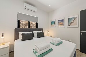 3 عدّة غرف نوم وخزنة داخل الغرفة ومكواة/لوح كي وسرير سفر