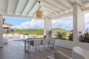 تناول الطعام بالخارج