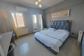 Ένα υπνοδωμάτιο με ένα κρεβάτι, ένα γραφείο και μια καρέκλα.