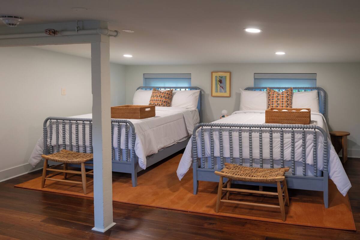 Standard Suite | In-room safe, desk, laptop workspace, blackout drapes