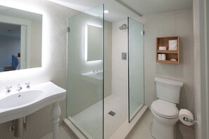 Habitación estándar | Baño | Ducha, artículos de higiene personal gratuitos y secador de pelo
