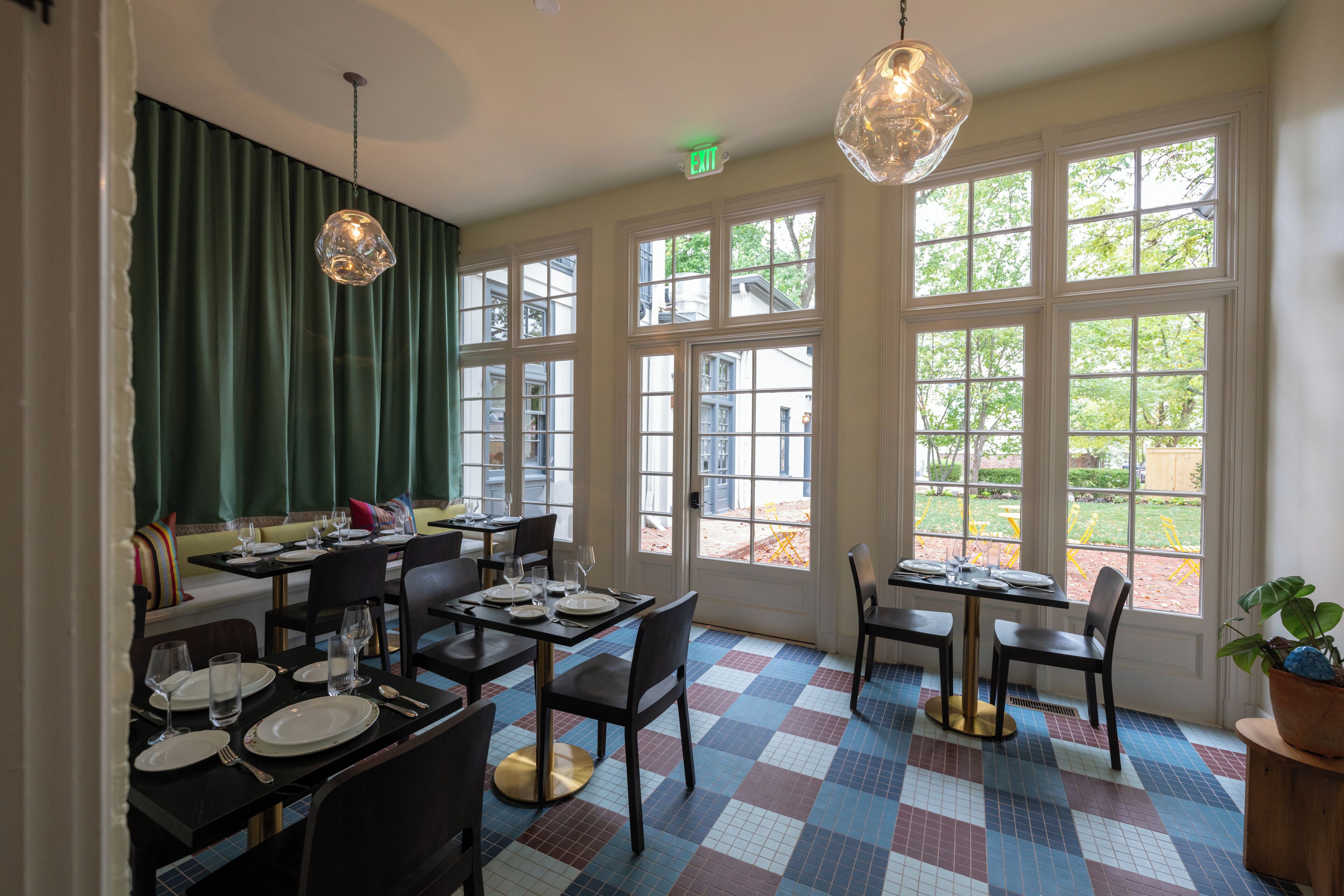 午餐，供應晚餐和早午餐