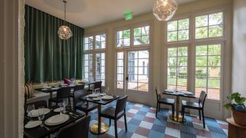 Serveert lunch, diner en brunch