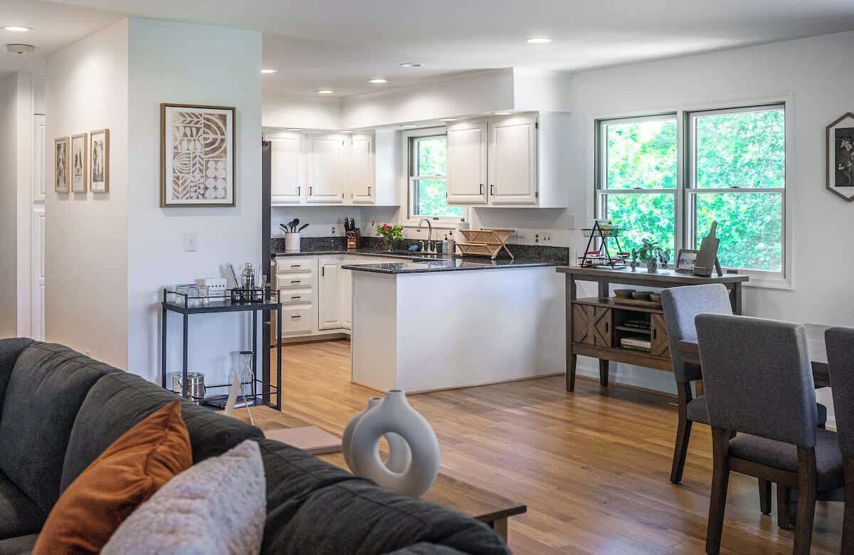 Televisie, boeken en een kantoor