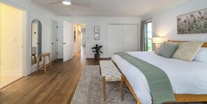 4 bedrooms, desk, iron/ironing board, travel crib