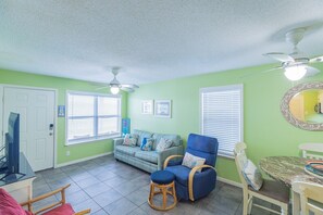 Living area - Sunchase 206| Pool & Hot Tub | Steps to the Beach (Gulf Shores)
