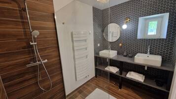 Douche, sĂšche-cheveux, serviettes fournies, savon