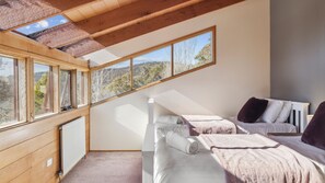 6 bedrooms, WiFi, bed sheets