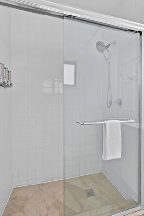 Dusche, Haartrockner, Handtücher, Seife