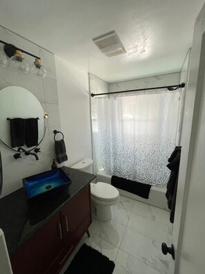 Miljøvennlige toalettsaker, håndklær, såpe og sjampo