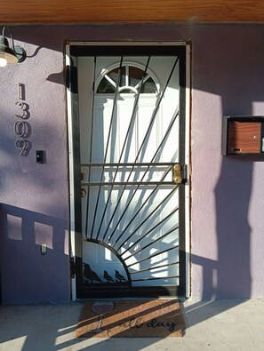 Exterior detail - Luxe Nest - Bright & Cozy 1BR in University District, Walk Everywhere! (Albuquerque)