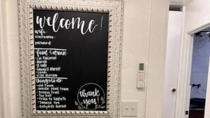 Een welkomstbord met een overzicht van faciliteiten en een bedankje.