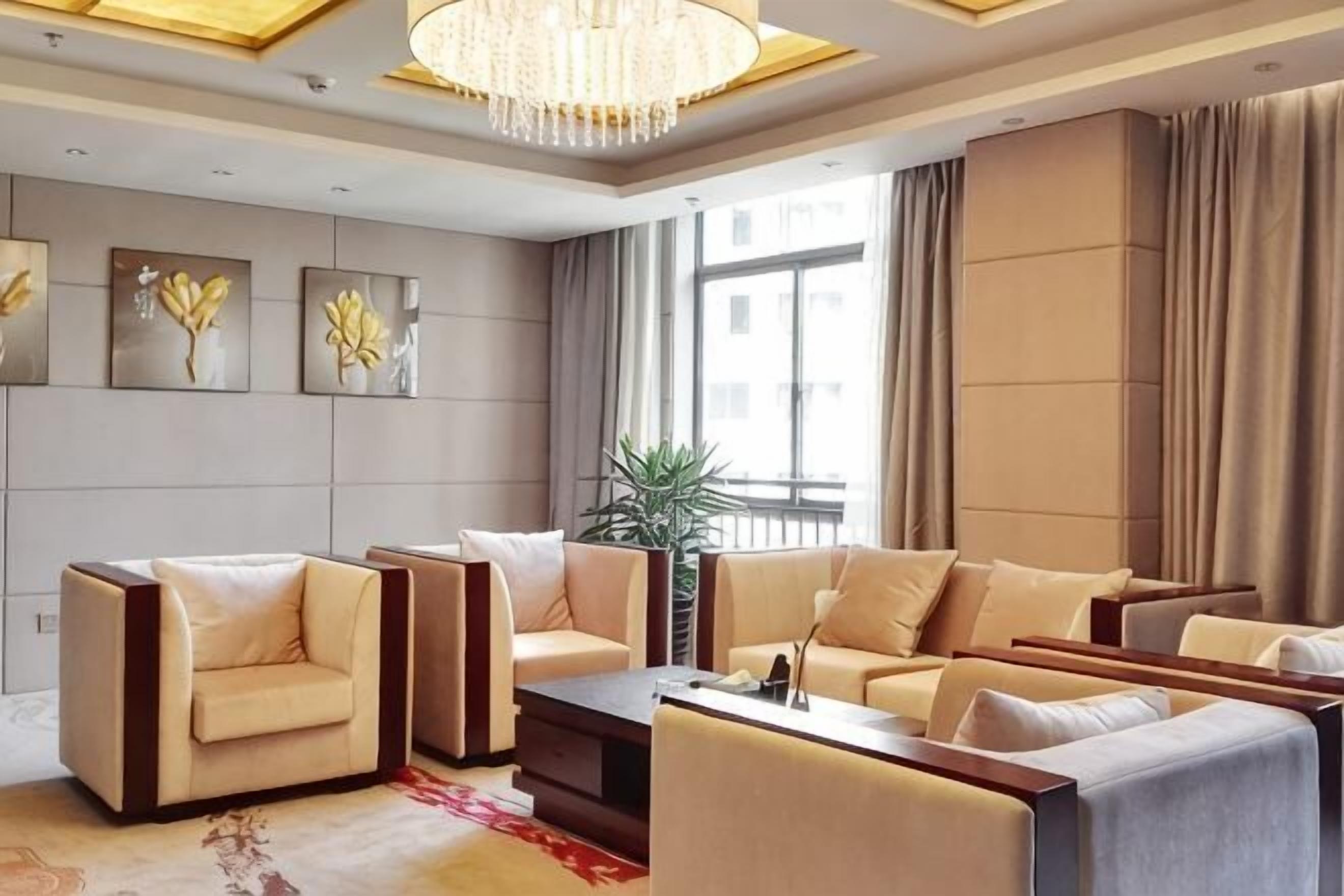 Ein modernes Wohnzimmer mit Sofas, einem Couchtisch und Bildern an den Wänden.