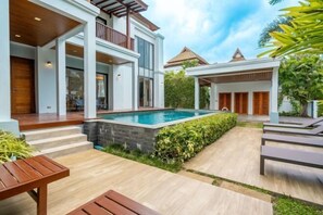 A modern house with a swimming pool, outdoor seating, and a well-maintained garden. - Villa Autjima Krabi /3Brd (Krabi)