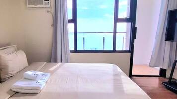 1 habitación, escritorio, tabla de planchar con plancha y wifi