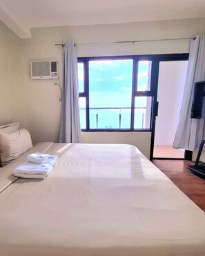 1 bedroom, desk, iron/ironing board, WiFi - Superior King 1BR 1BA w/Balcony Pool Bayview Netflix (Manila)