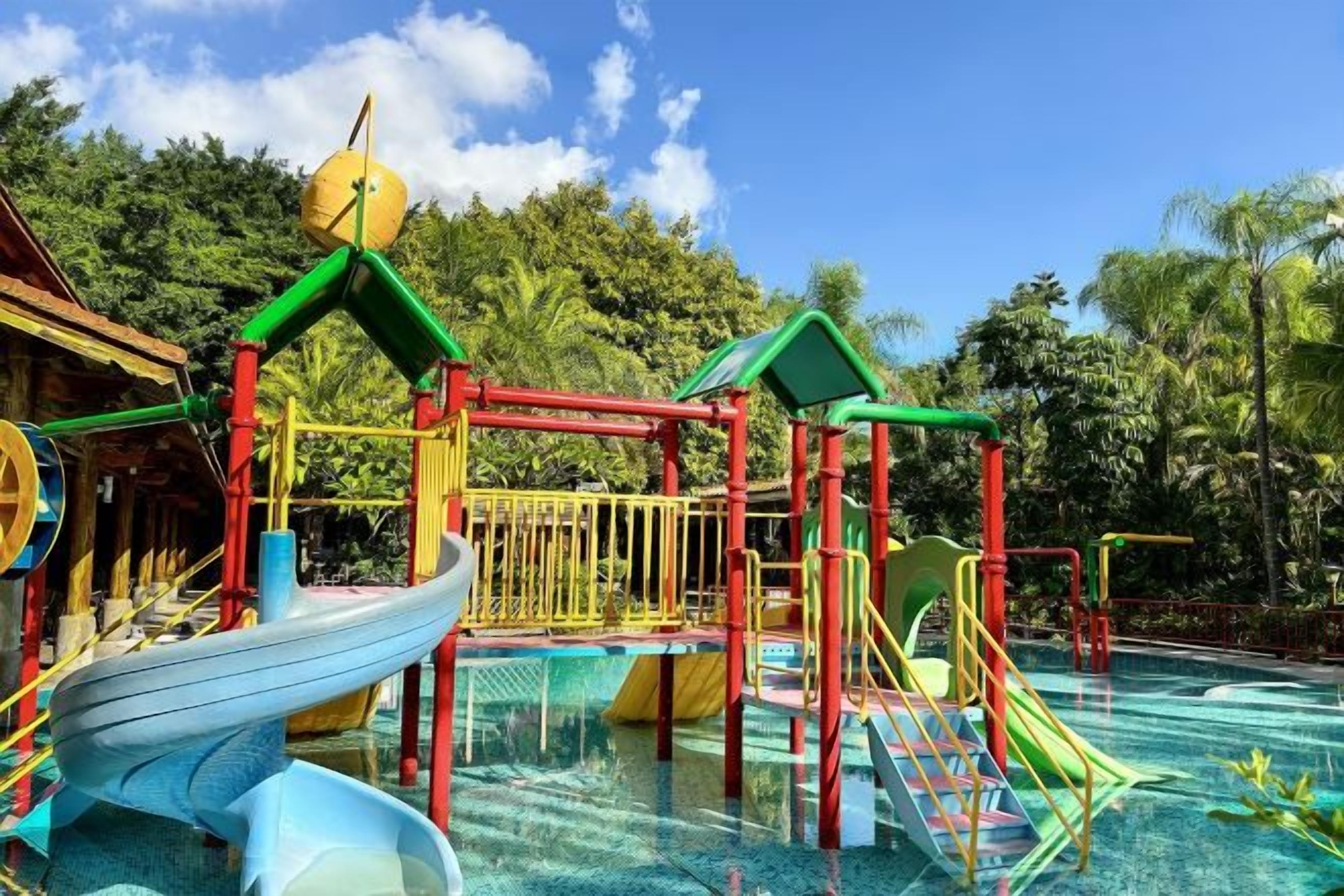 Parque acuático con toboganes y estructuras de juego.