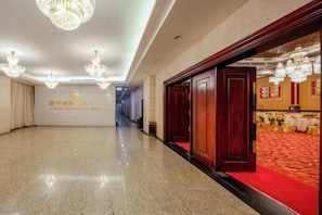 A hotel corridor with chandeliers, a red carpet, and a sign with Chinese characters. - Cloud Nine Resort Hotel (Yunxiao)