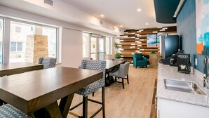 Una cocina moderna con estufa integrada, pileta y cafetera.