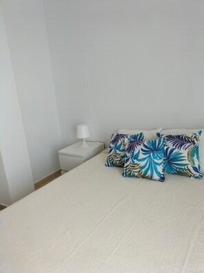 2 habitaciones, tabla de planchar con plancha, cuna de viaje y wifi 