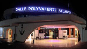 En bygning med et skilt, der siger 'SALLE POLYVALENTE ATLANTIS'.