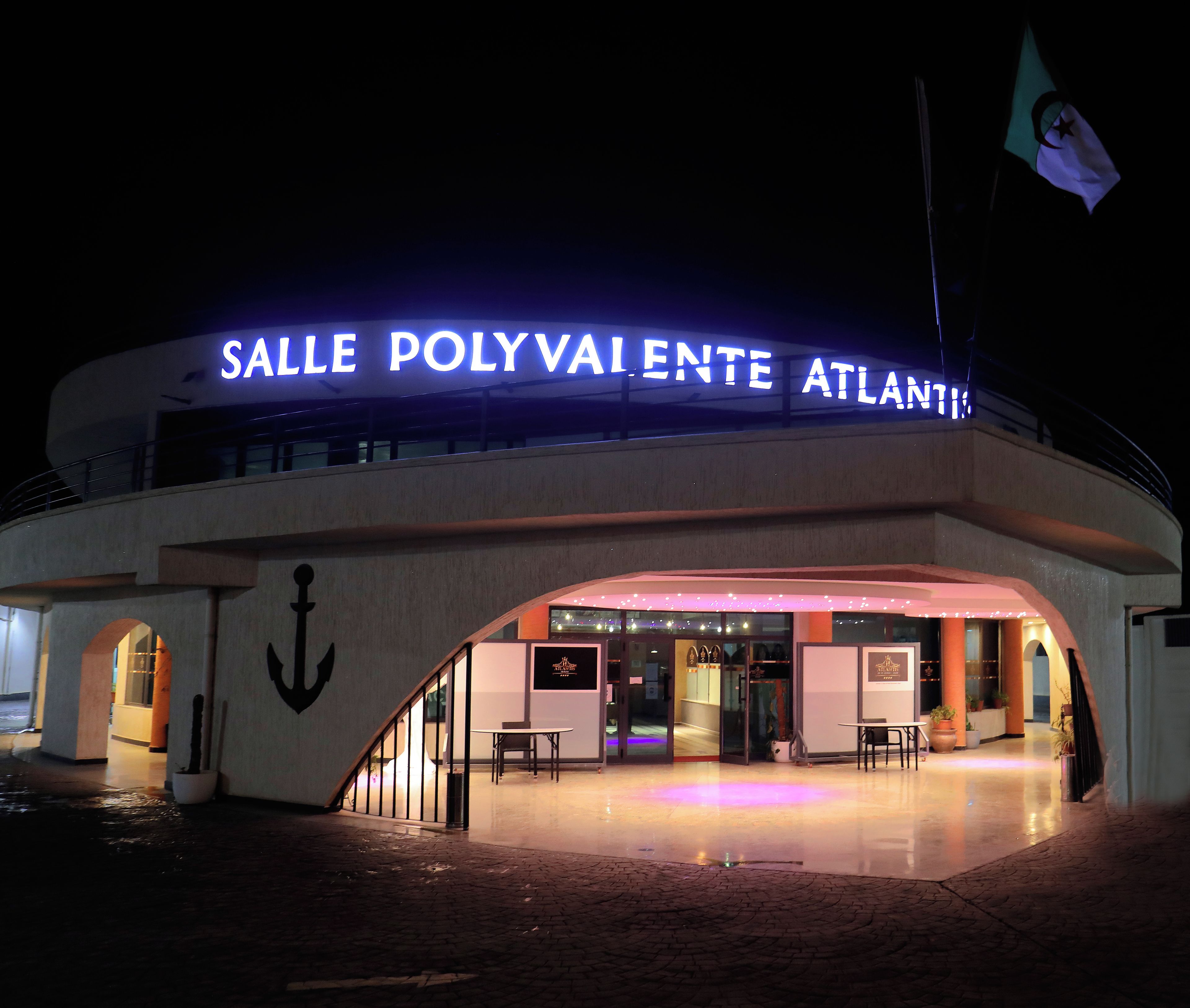 Un edificio con un cartel que dice 'SALLE POLYVALENTE ATLANTIS'.