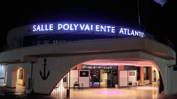 Ein Gebäude mit einem Schild, auf dem 'SALLE POLYVALENTE ATLANTIS' steht.