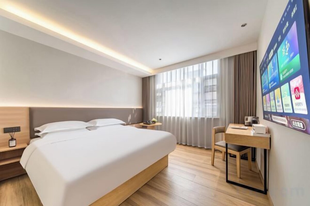 Enjoyable Superior Double Bed Room (Cozy Sunshine + Spacious + Office round Table)