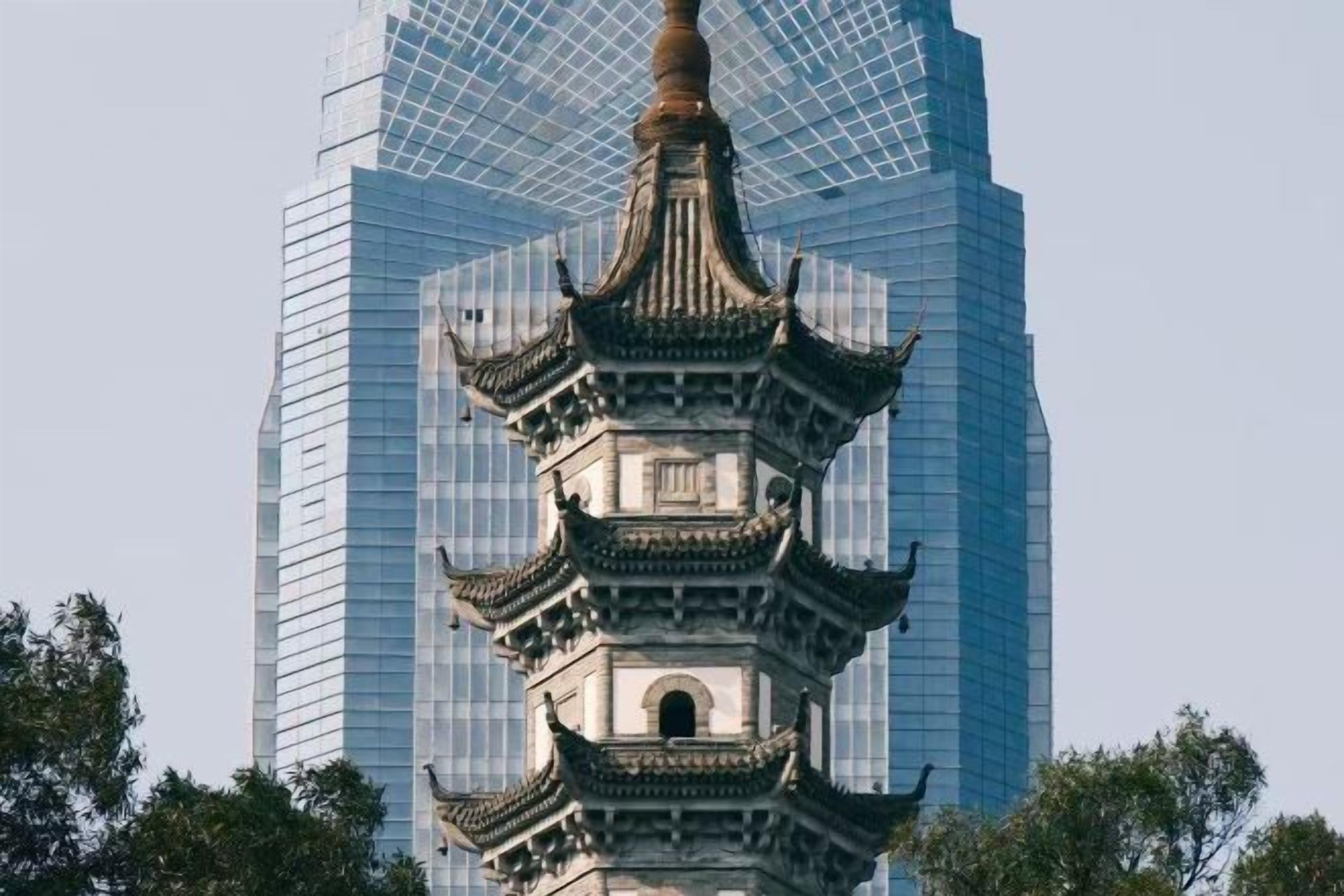 Una estructura de estilo pagoda con varios niveles, frente a un fondo de modernos rascacielos.