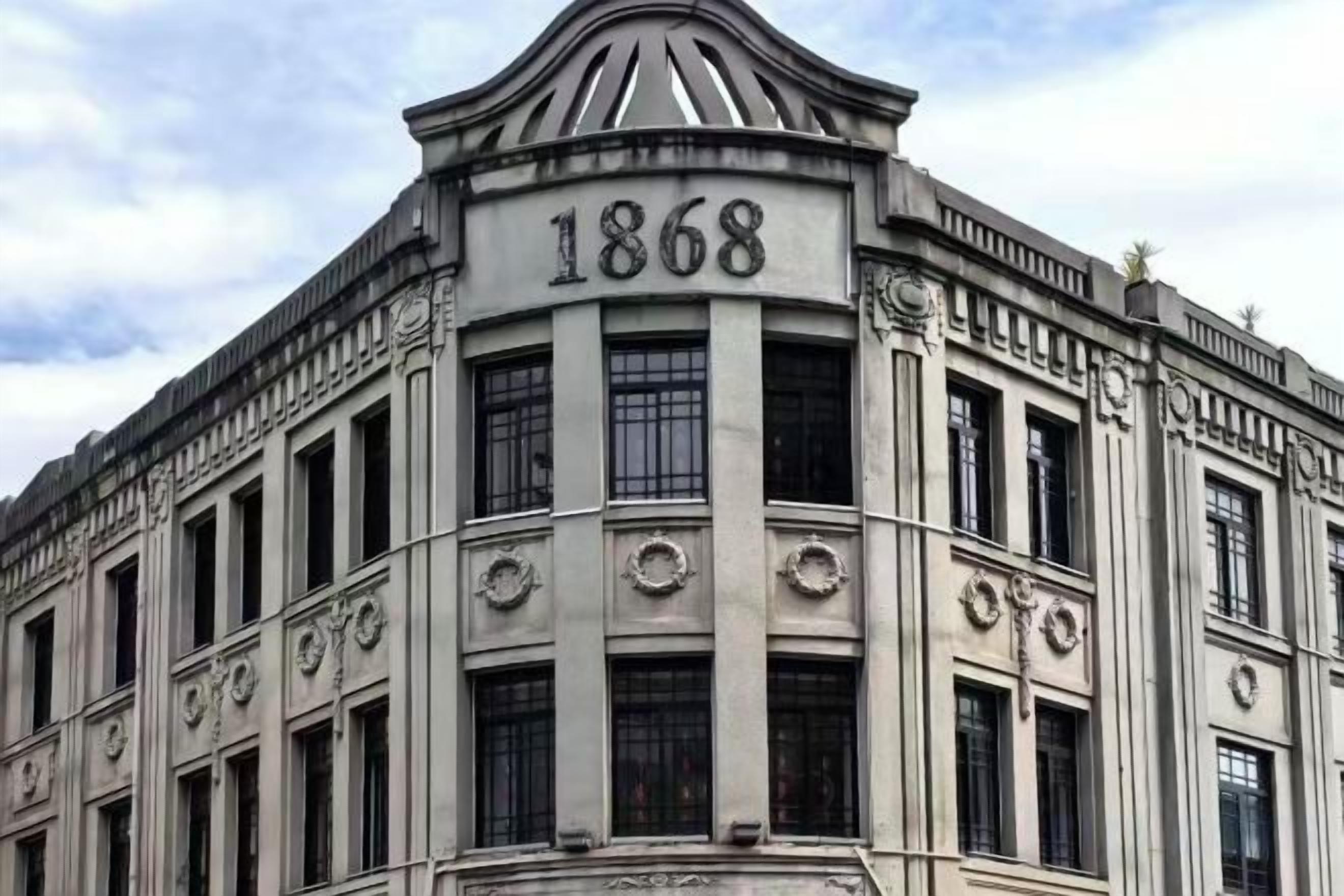 Un edificio con el año 1868 destacado en su fachada.