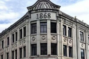 A building with the year 1868 prominently displayed on its facade. - Xinyitian Hotel (Wenzhou Xueshan Road Wuma Street Branch) (Wenzhou)
