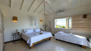 Habitación junior, vista al mar | Minibar, caja de seguridad en la habitación y wifi gratis