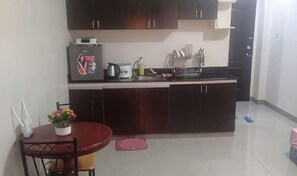Private kitchen - Kassel Residences Staycation near NAIA (Paranaque)