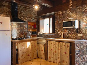 Réfrigérateur, micro-ondes, plaque de cuisson, cafetière/bouilloire