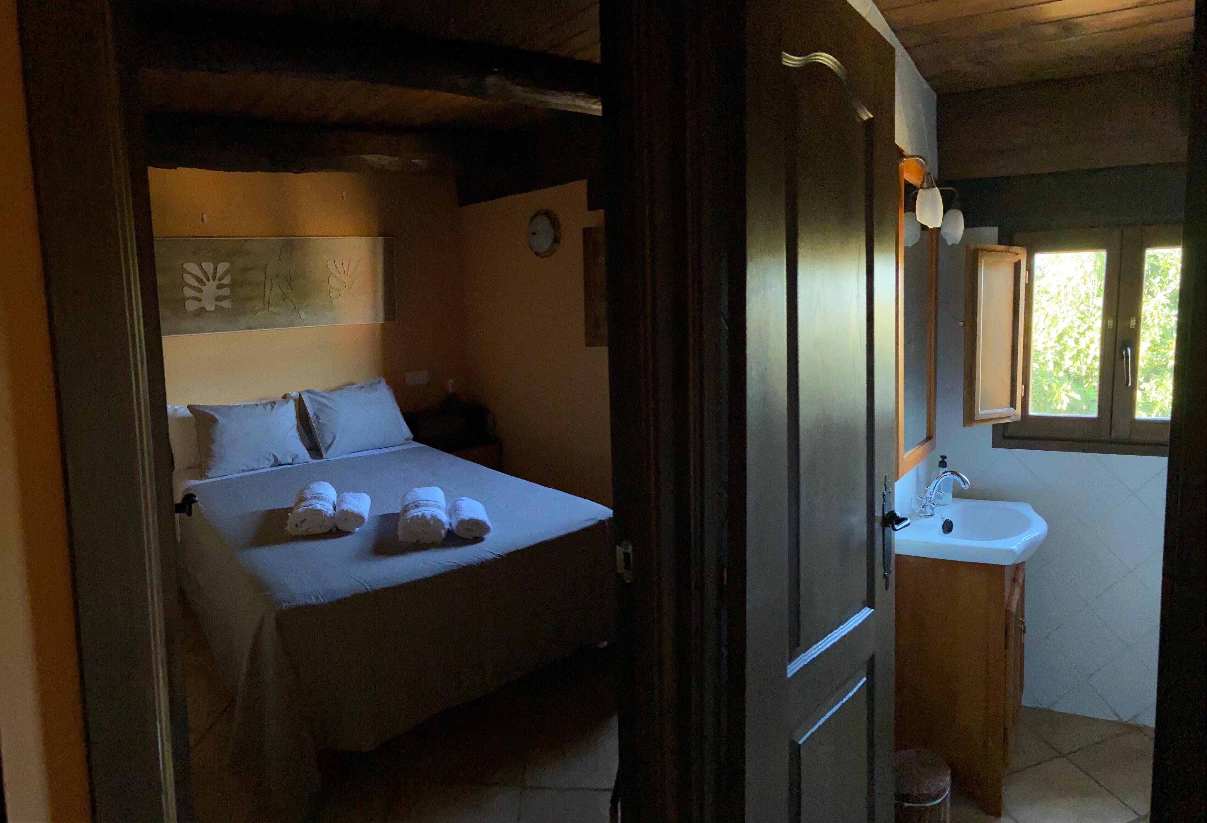 2 habitaciones, tabla de planchar con plancha y ropa de cama 