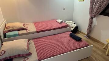 4 slaapkamers, een bureau, een strijkplank/strijkijzer, wifi