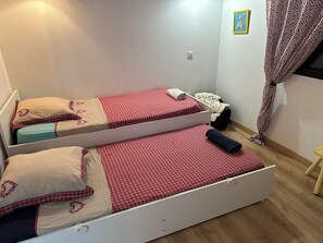 4 Schlafzimmer, Schreibtisch, Bügeleisen/Bügelbrett, WLAN