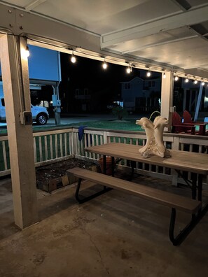 Outdoor dining - Beautiful on the Canal Bay House (Galveston)