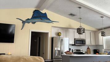 Fridge, microwave, stovetop, dishwasher